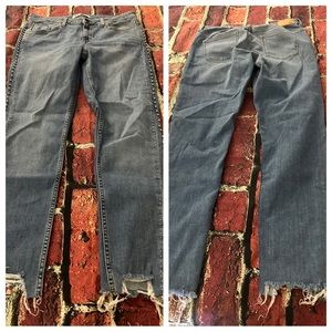 Zara jeans with faux crystals size 8
Inseam 27”
Excellent Pre-owned Condition